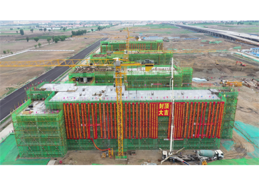 公司監理的呼和浩特市第二中學(xué)敕勒川分校教學(xué)區建設項目1#教學(xué)樓、實(shí)驗樓喜封金頂